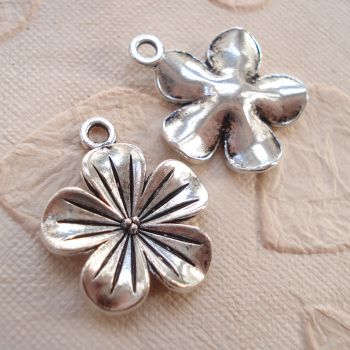 LARGE FLOWER CHARM